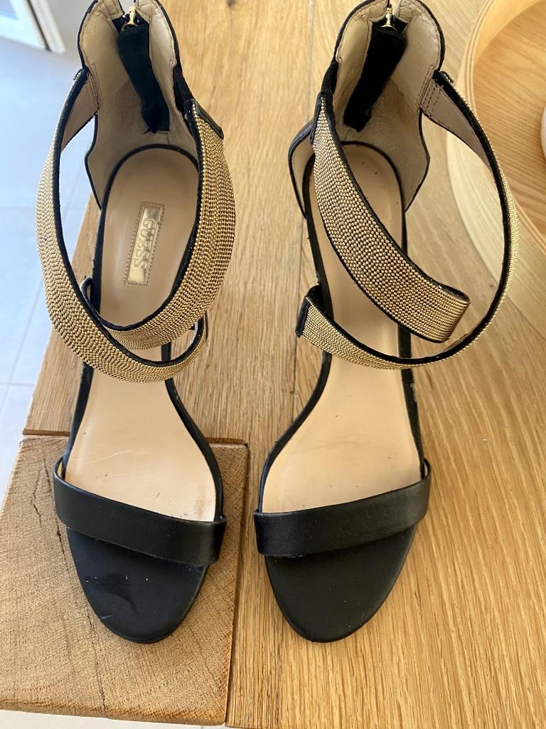 Zwarte met gouden sandalen met hak Guess, Guess, Chaussures à haut talons, Porté, Noir