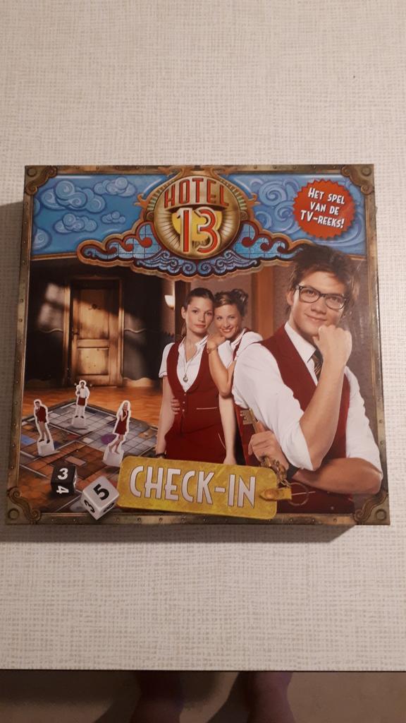 Hotel 13 : Check -in, Hobby en Vrije tijd, Gezelschapsspellen | Bordspellen, Ophalen of Verzenden, Zo goed als nieuw, Studio 100