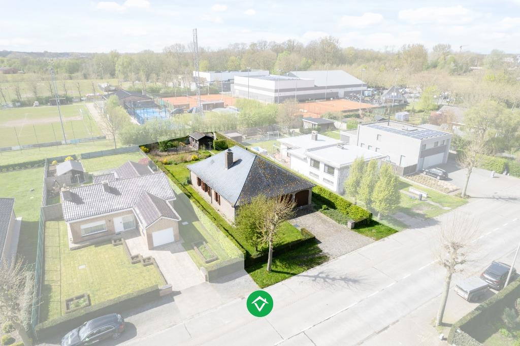 Alleenstaande woning met drie slaapkamers en dubbele garage, Province de Flandre-Occidentale, 500 à 1000 m², 904 m², Koekelare