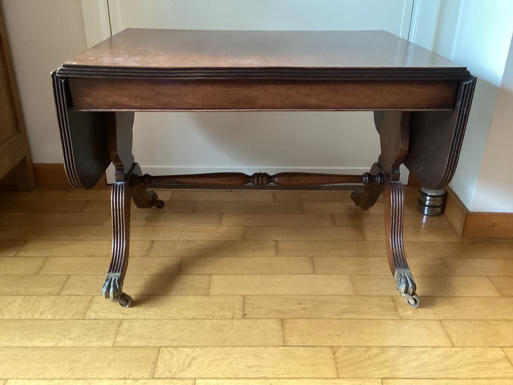 Table d'appoint/table basse ancienne sur roulettes, pliable., Antiquités & Art, Antiquités | Meubles | Tables, Enlèvement