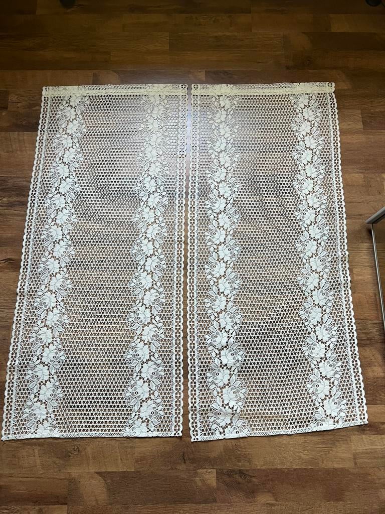 Paar NIEUWE kanten gordijnen, klaar om te installeren, Huis en Inrichting, Stoffering | Gordijnen en Lamellen, Nieuw, 100 tot 150 cm