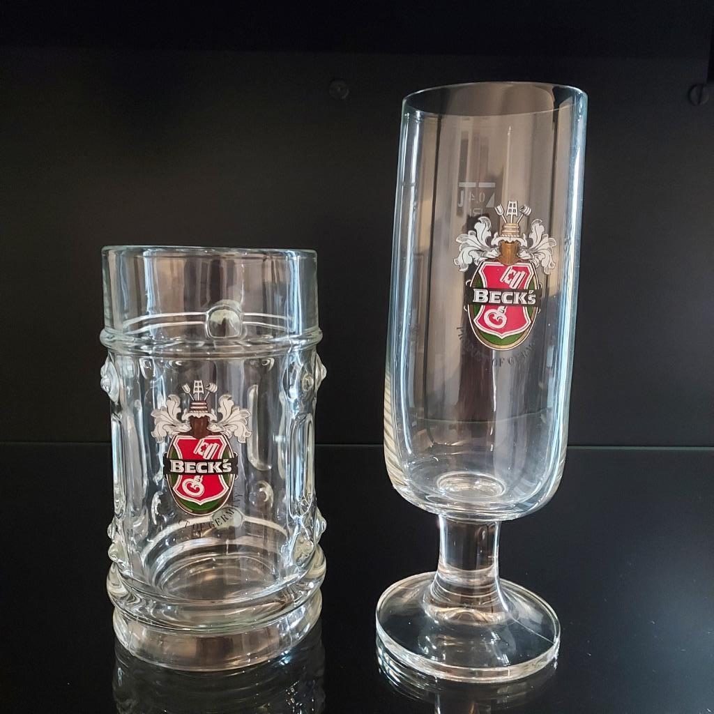Beck's 2 vieux mugs et sifflets différents 50j et 0,4l, Enlèvement, Utilisé, Verre ou Verres, Autres marques