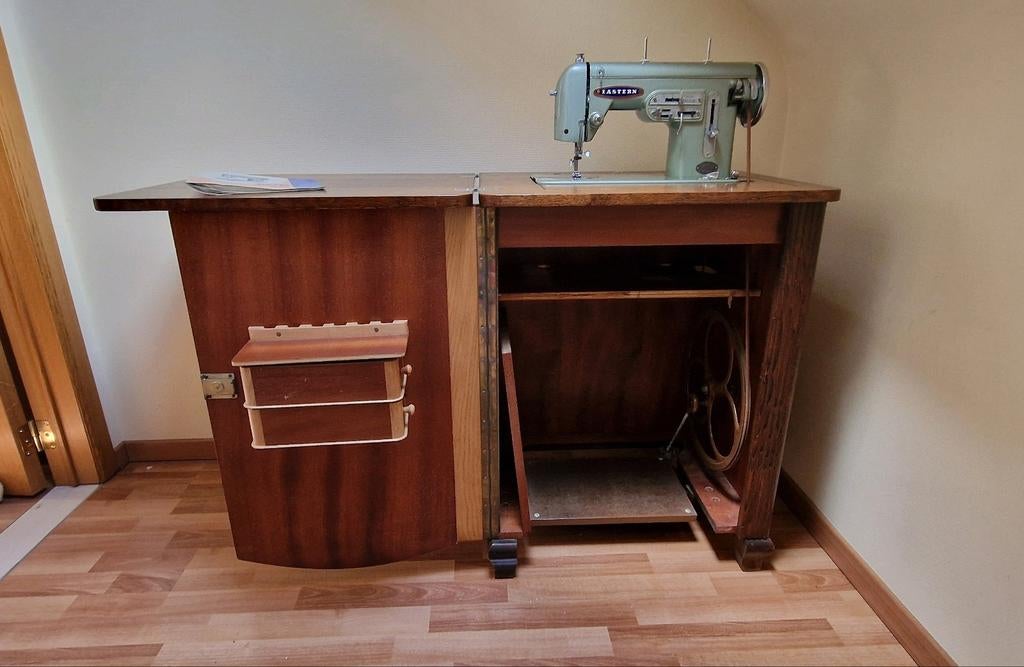 Mooi naaimachine met voetpedaal in kast, Enlèvement