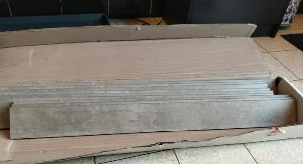 10 Plinthes en carrelage gris moucheté 80cmx8cm - IMPERMO, Bricolage & Construction, Neuf, Moins de 100 cm, Enlèvement, Plinthes