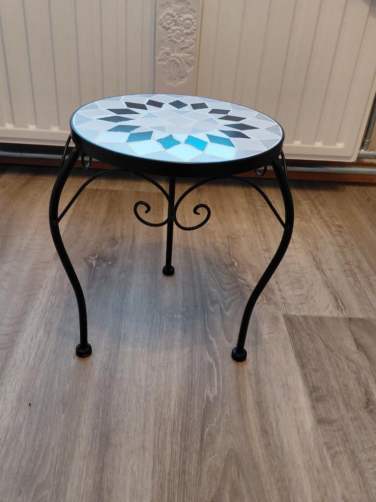 Bijzettafel in mozaik, Enlèvement