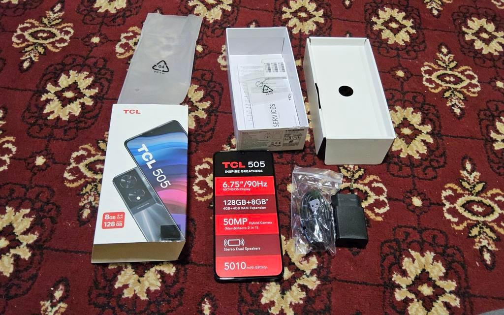 TCL 505 nieuwe smartphone met accessoires En garantiebewijs, Games en Spelcomputers, Games | Overige, Ophalen of Verzenden