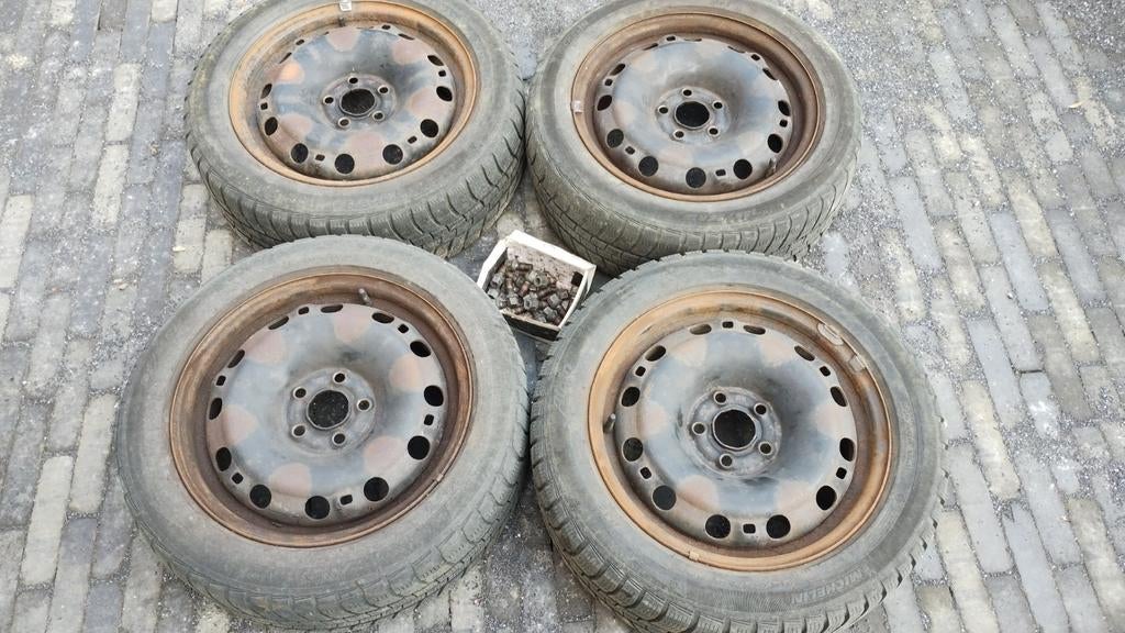 Stalen velgen met oude winterbanden Skoda Fabia 2010, Auto-onderdelen, Ophalen, Winterbanden, Velg(en)