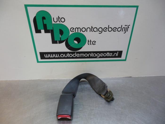 Insertion ceinture de sécurité arrière centre d'un Toyota, -, Toyota, Utilisé, -