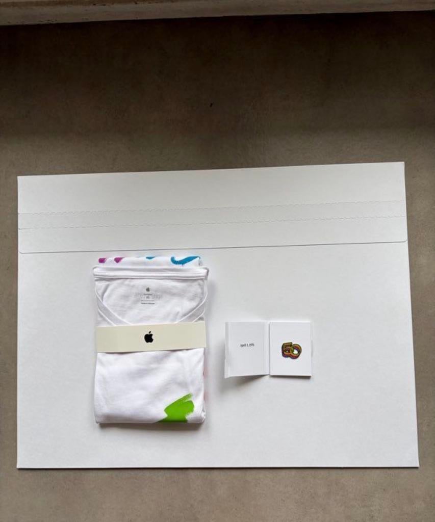 Apple 50 jaar oud verzamelobject, Computers en Software, Ophalen, Zo goed als nieuw