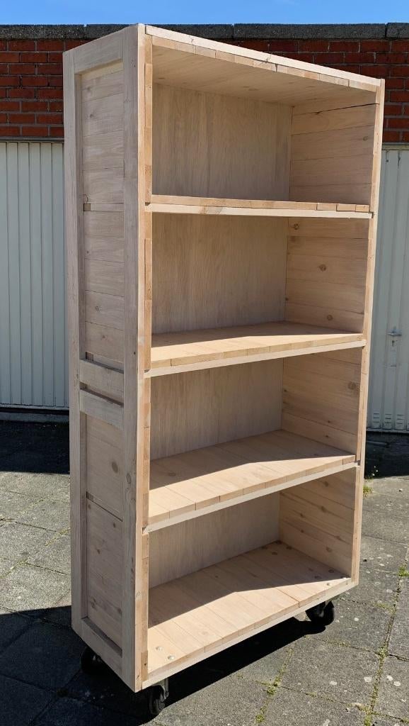 Volhouten kast in witte klaarlak., Antiek en Kunst, Antiek | Meubels | Kasten, Ophalen