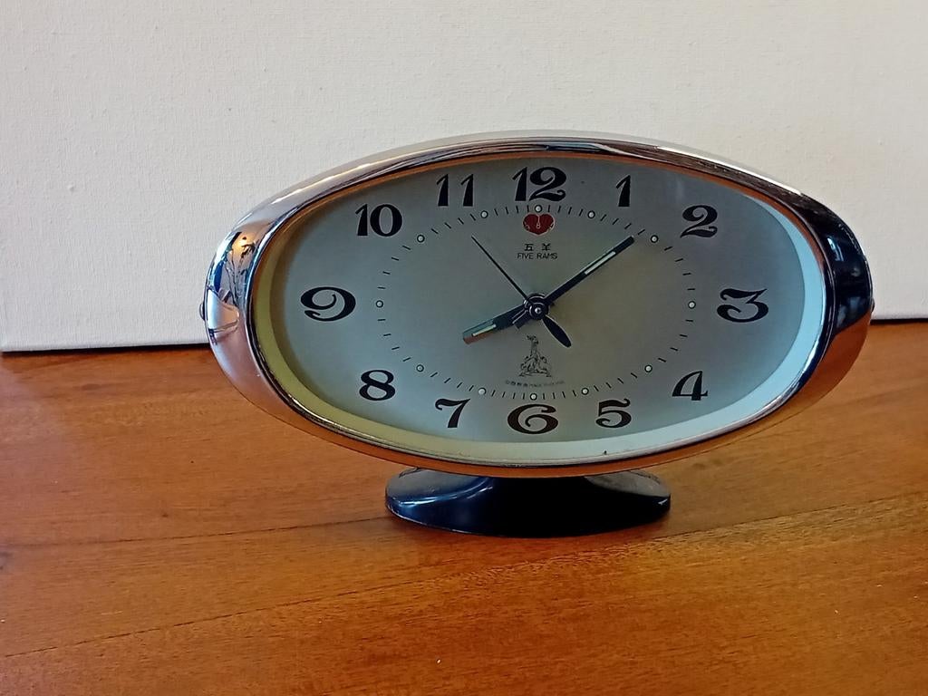 Grand Réveil Vintage "Five Rams" Space Age – 20x12 cm, Antiquités & Art, Antiquités | Horloges, Enlèvement ou Envoi