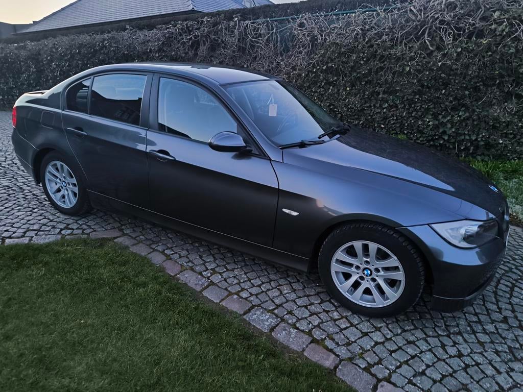 BMW Essence 318i , Euro 4 ,  122000km , Année 2006 ,propre, Autos, Argent ou Gris, Achat, Noir, 5 portes