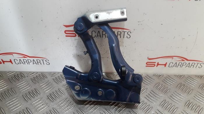 Motorkap Scharnier van een Mercedes B-Klasse, Gebruikt, -, Ophalen of Verzenden, -