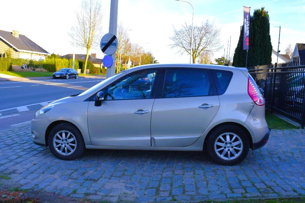 Renault Scenic 1.9dCi/1st Owner/GPS/CAMERA/HISTORY, Auto's, Renault, Voorwielaandrijving, Euro 5, Monovolume, 4 cilinders