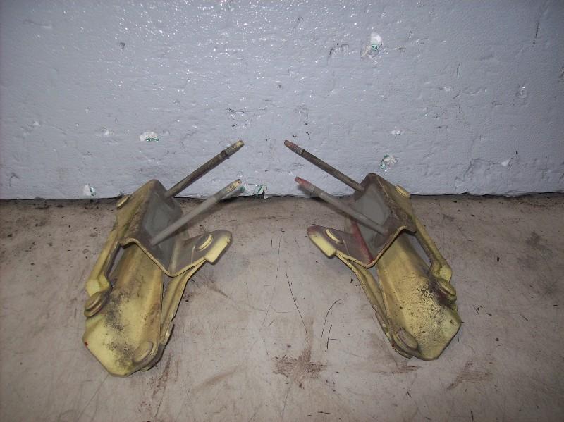 CHARNIERE DE CAPOT set Volvo 480 (01-1986/07-1996), Utilisé, Volvo