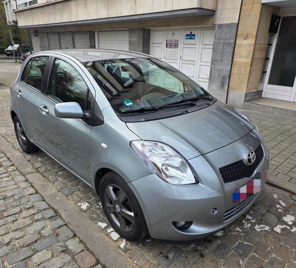 Toyota yaris 1.3 essence 120.000km, Autos, Argent ou Gris, Achat, 1298 cm³, Noir