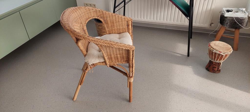 Rieten stoel met kussen., Huis en Inrichting, Stoelen, Ophalen