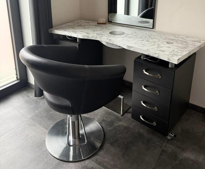 Manicuretafel (Nieuwprijs 2200€! prijs overeen te komen), Ophalen, Gebruikt