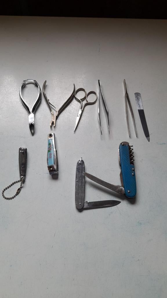 Pince à ongles , petit canif , couteau suisse , petit matéri, Enlèvement ou Envoi, Comme neuf