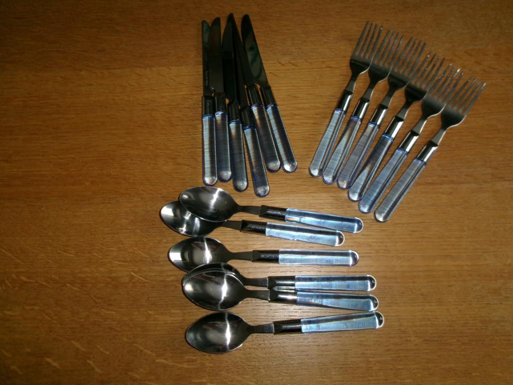 Coutellerie 18 pièces, Maison & Meubles, Cuisine | Couverts, Utilisé, Ensemble de couverts, Synthétique, Enlèvement ou Envoi