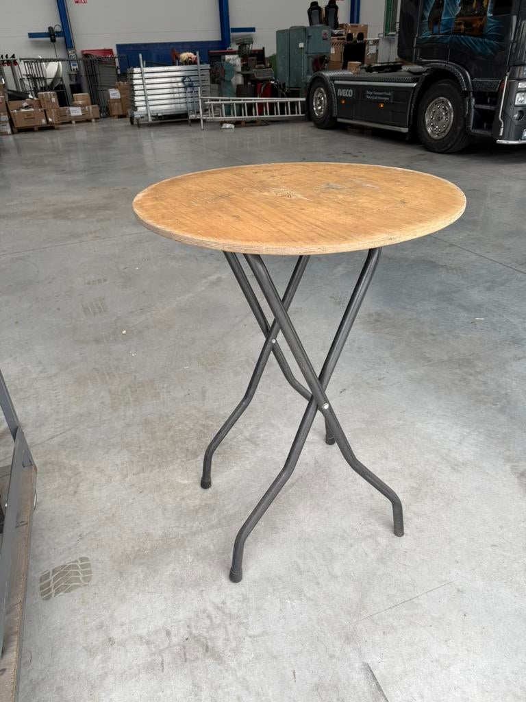 Cinq tables debout avec chariot à roues, Enlèvement, Utilisé