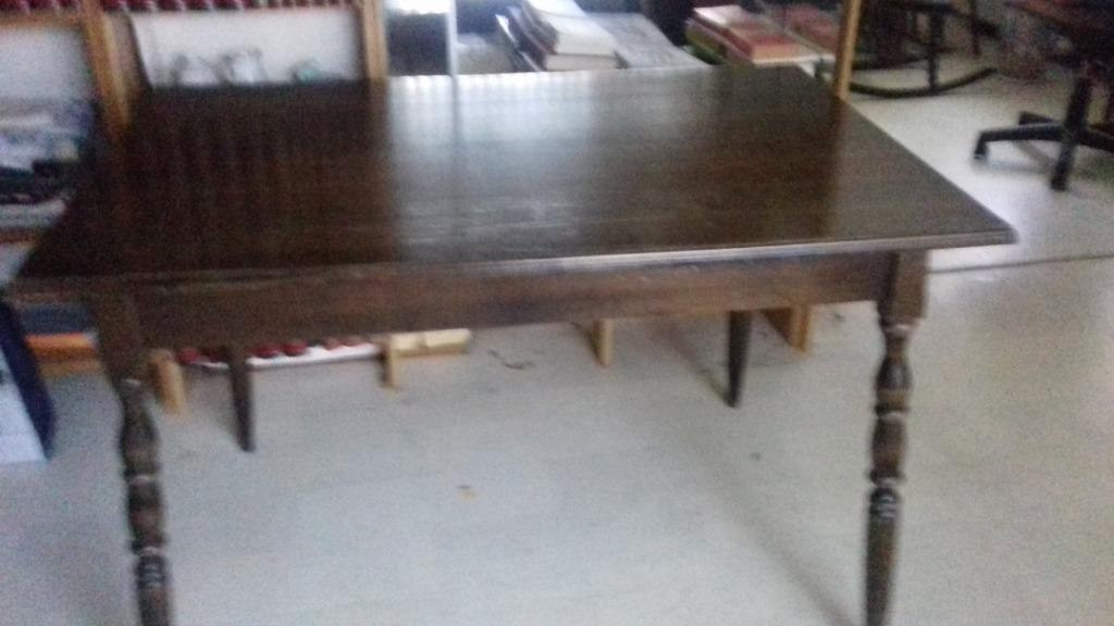 table en bois foncé, Enlèvement