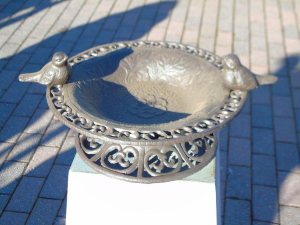 Rond bruin plat gietijzeren vogelbad op onderstel., Ophalen, Nieuw