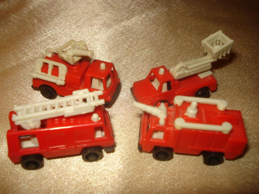 KINDER Ancienne Série Complète 1 de 4 Camions Pompiers 1987, Collections, Œufs à surprise, Comme neuf, Autres types, Enlèvement ou Envoi
