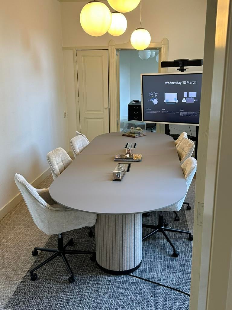 Vergadertafel INCL 8 stoelen (4 maanden oud met factuur), Ophalen