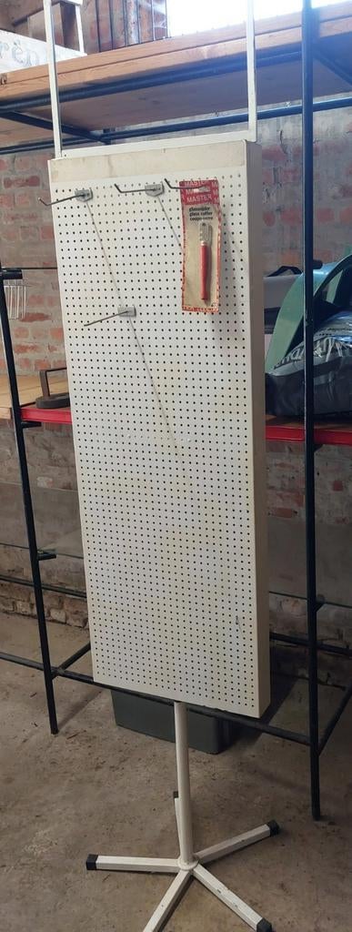 Draaibaar dubbelzijdig rek / perforatiebord met haken, Ophalen