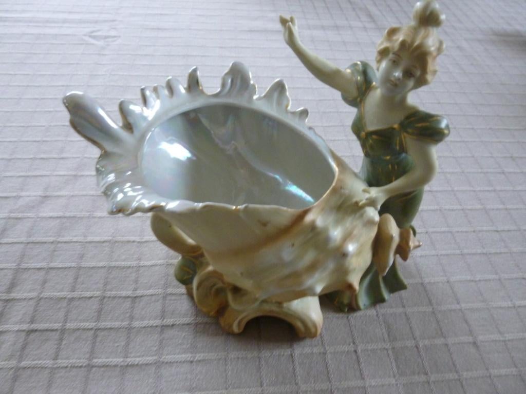 oud beeldje vrouw met zee schelp, Ophalen of Verzenden