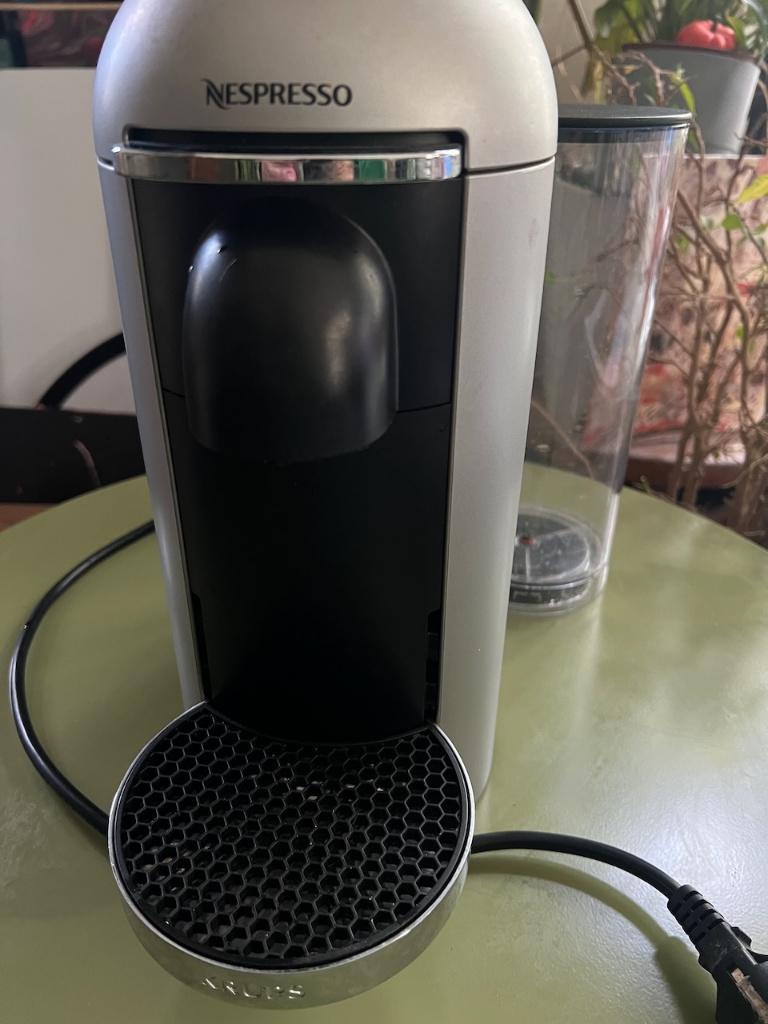 Nespresso Krups Vertuo, te koop voor €99, Elektronische apparatuur, Koffiezetapparaten, Ophalen, Gebruikt, Espresso apparaat, Koffiepads en cups
