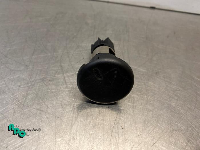 12 Volt aansluiting van een Opel Meriva (Meriva B 10-), Gebruikt, -, -, Opel