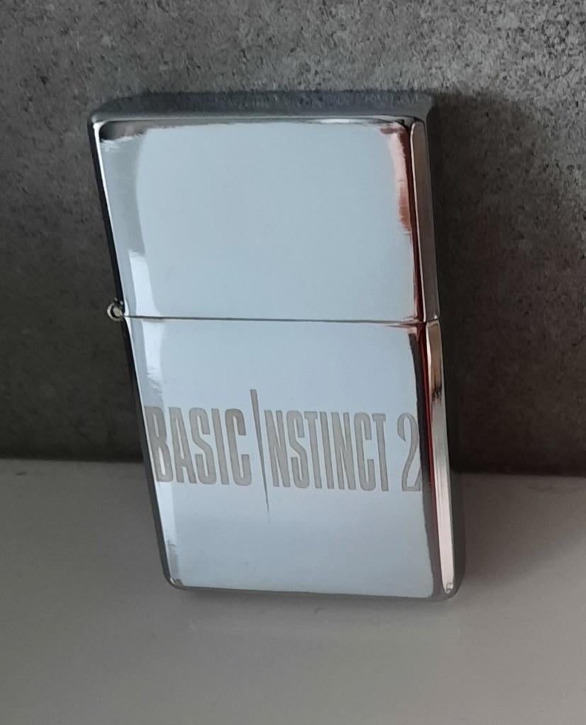 Aansteker Basic Instinct, Verzamelen, Rookartikelen, Aanstekers en Luciferdoosjes, Ophalen, Nieuw, Aansteker