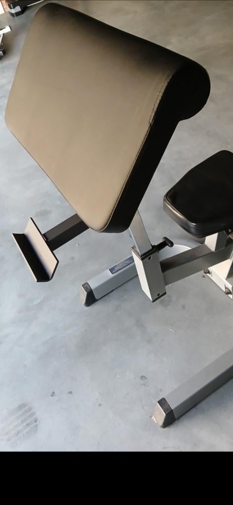 Option pupitre à biceps Bodysolid, Enlèvement