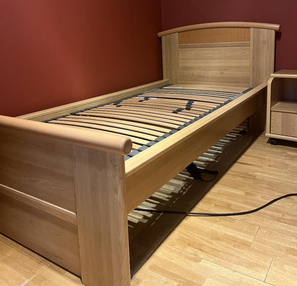 eenpersoonsbed met nachtkastje, Ophalen, 90 cm, Eenpersoons, Bruin