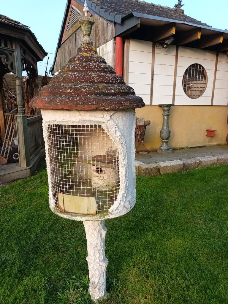 Gepatineerde betonnen volière, Enlèvement, Volière