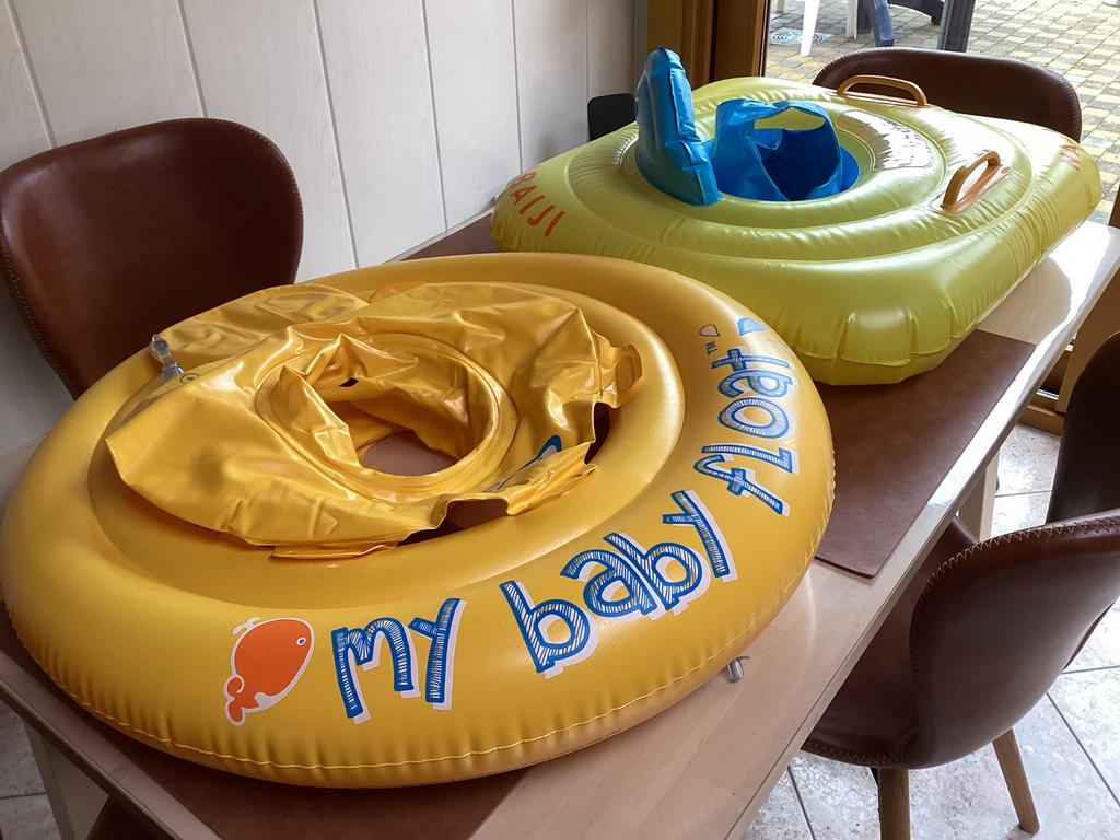 2 zwembanden en 7 zwempampers samen, Ophalen, Zo goed als nieuw