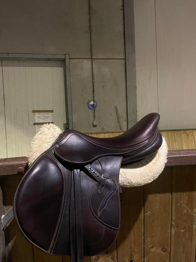 Antarès Connexion springzadel 18” – 2021 – zeer nette staat., Dieren en Toebehoren, Paarden en Pony's | Zadels, Zo goed als nieuw