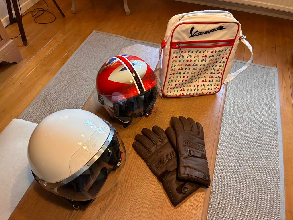 Un casques Vespa, un casque Helmet et gant avec un sac, Enlèvement, Comme neuf