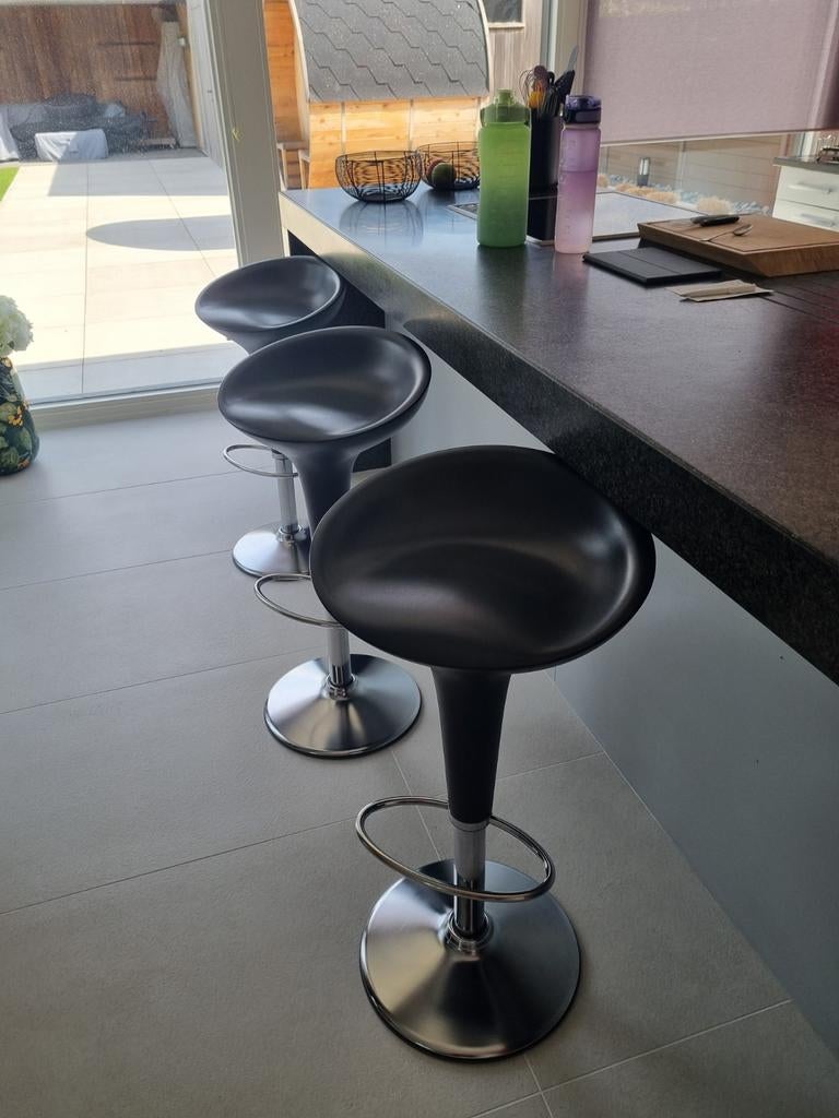 Tabourets de bar Magis Bombo anthracite, Maison & Meubles, Tabourets de bar, 3 tabourets, Comme neuf, Synthétique, 60 à 90 cm