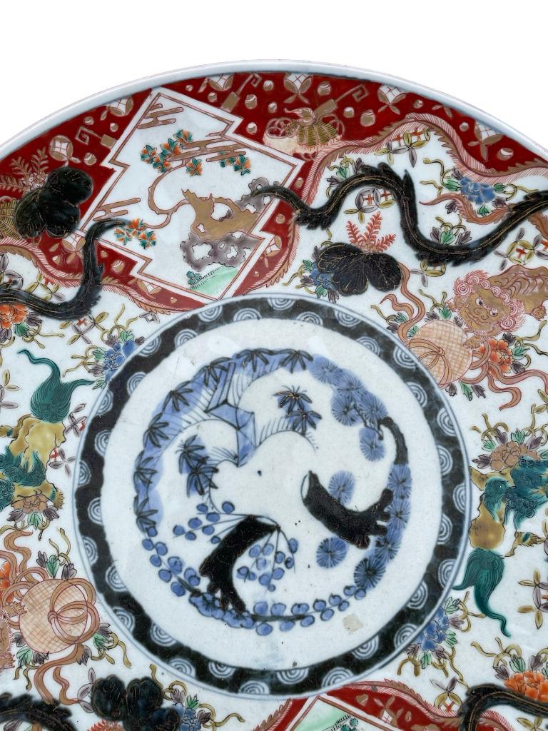 Grand plat Imari style Ko-Imari avec shishi et fleurs, Enlèvement ou Envoi
