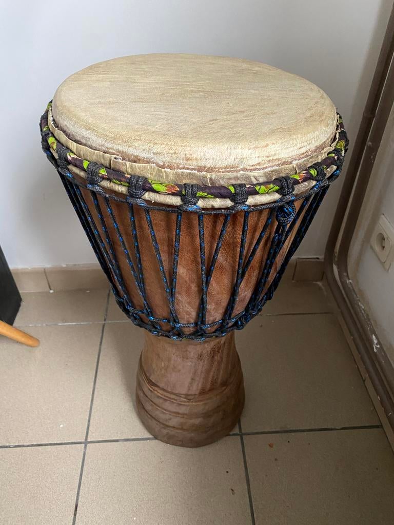 Prachtige Handgesneden West-Afrikaanse Djembe – 64 cm hoog, Muziek en Instrumenten, Percussie, Ophalen of Verzenden, Zo goed als nieuw