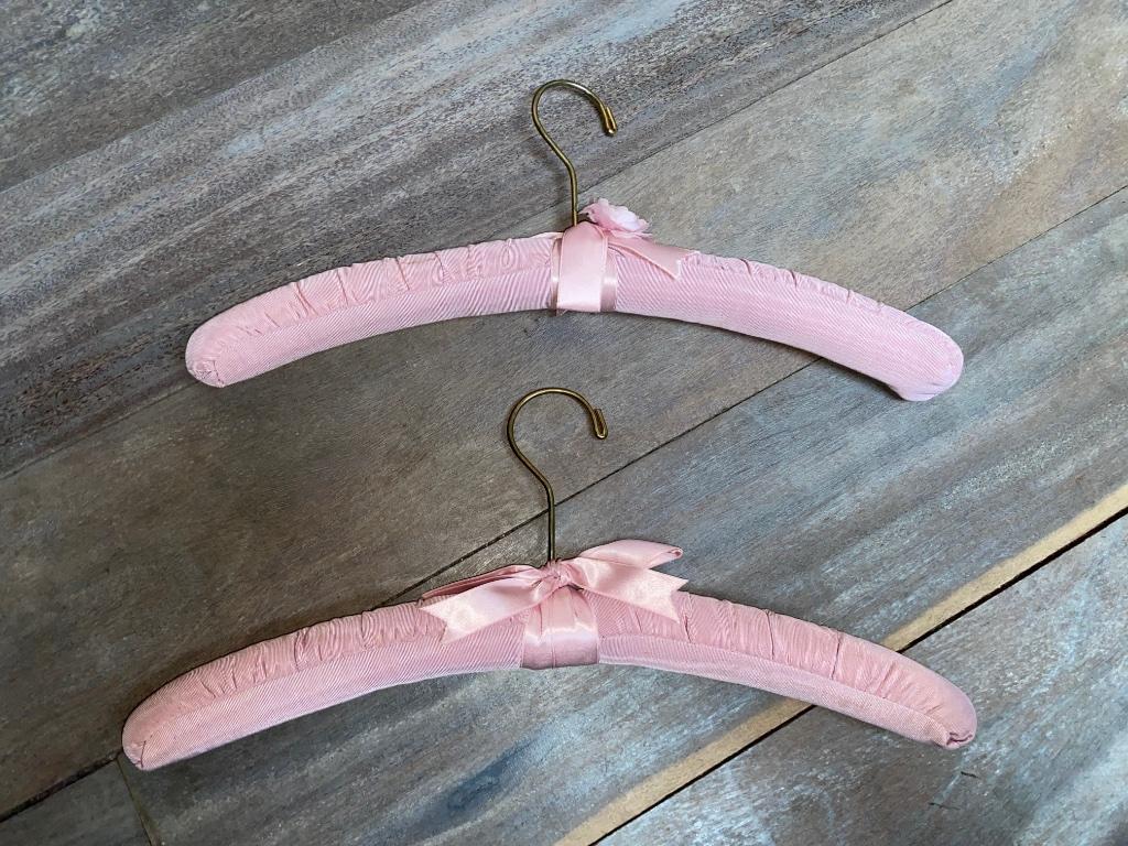 2 Cintres recouverts tissus satiné vieux rose vintage, Envoi, Utilisé, Satin, Enfants et Adultes