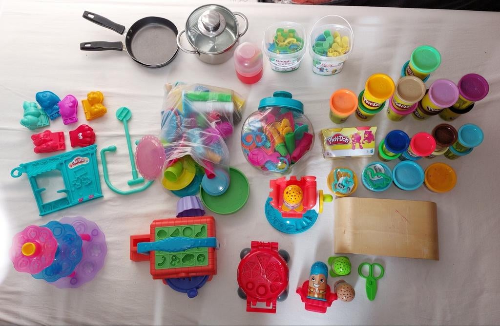 PLAYDOH- groot lot + potjes en pannetjes, Kinderen en Baby's, Speelgoed | Educatief en Creatief, Ophalen of Verzenden, Zo goed als nieuw
