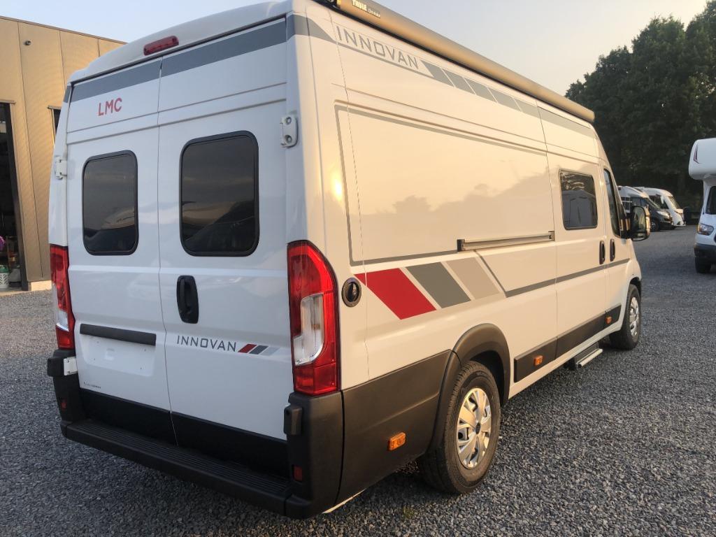 🚐✨ LMC Innovan 640 – Automaat - Lengtebedden - Nieuw🔥, Caravanes & Camping, Camping-cars, Marchepied électrique, 6 à 7 mètres