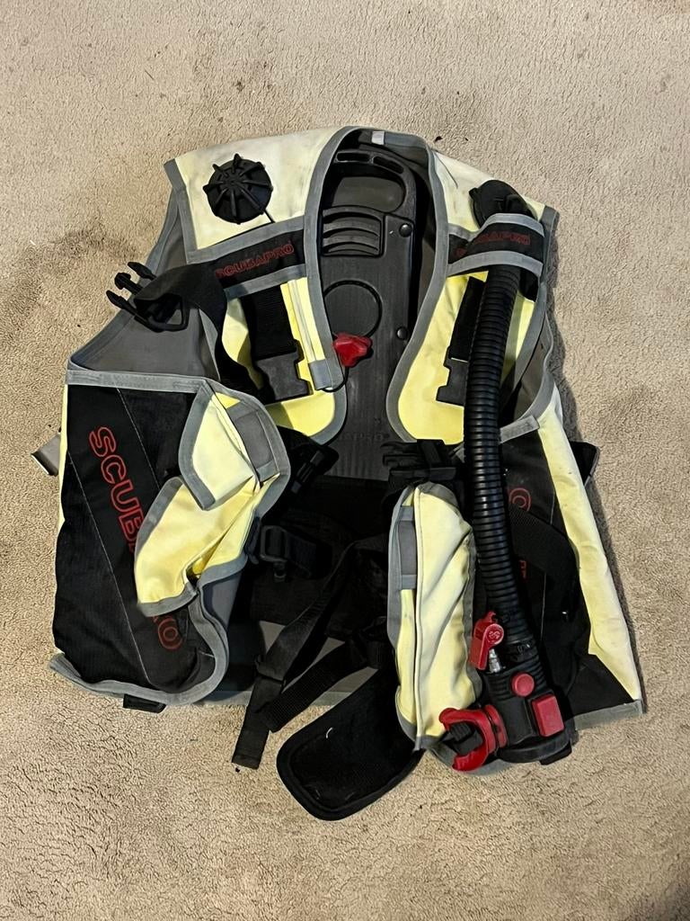 Gilet de plongee L Scubapro avec detendeur d’emergence Air2, Enlèvement, Utilisé, Gilet de stabilisation