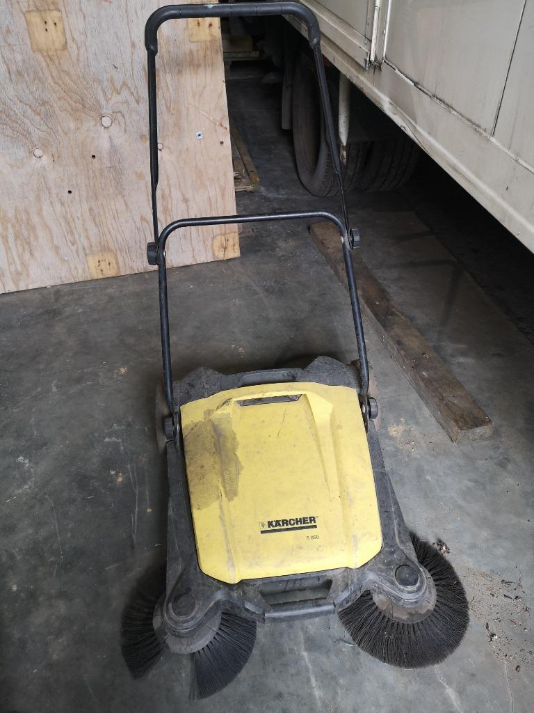 Borstelmachine klein. Karcher. Met opvangbak. op wielen., Ophalen