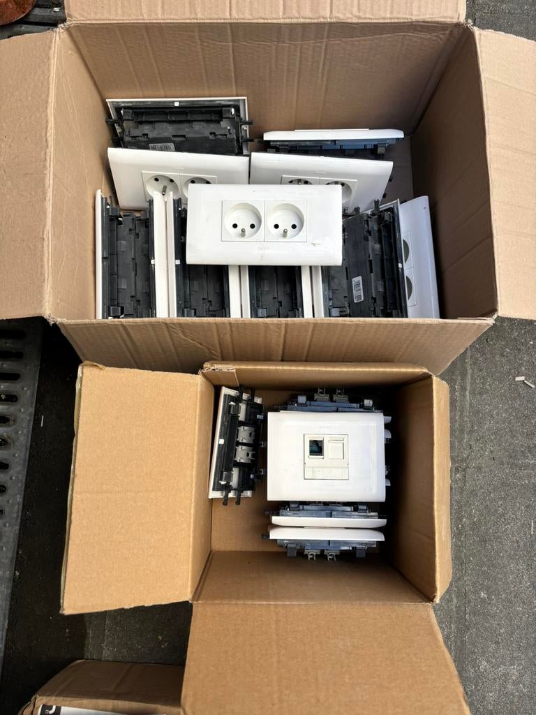 Legrand RJ45 stopcontactschakelaar, eindkap, hoekgoot, Doe-het-zelf en Bouw, Elektriciteit en Kabels, Gebruikt, Stekker, Ophalen of Verzenden