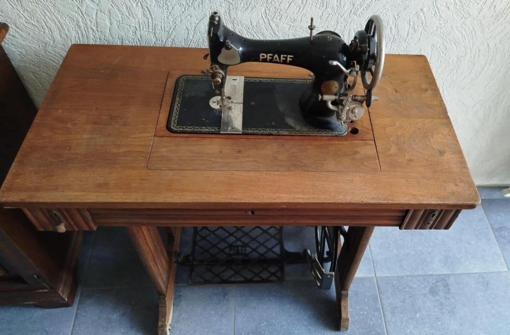 Ancienne machine à coudre PFAFF avec meuble – déco / collect, Antiquités & Art, Enlèvement